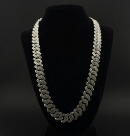 Luxuriöse Cuban Link-Kette mit funkelnden Steinen – Ausdruck von Stil und Exklusivität