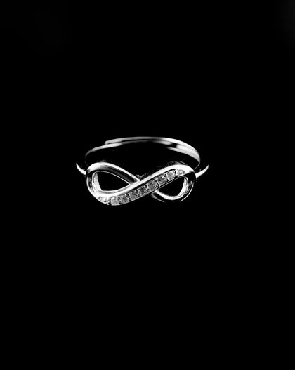 Infinity-Ring aus 925er Sterling Silber mit Zirkonia-Besatz